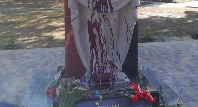 В Житомирской области вандалы облили краской новый памятник украинским защитникам