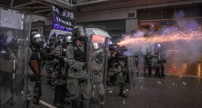 Разгон демонстрантов в Гонконге: полиция начала стрелять демонстрантов