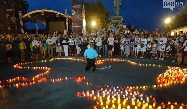 «Простите нас и нашу страну»: гражданин РФ в Одессе попросил прощения на коленях за страну перед родными погибших на Донбассе