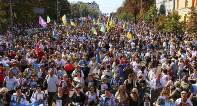 Муждабаев: было бы только в плюс Зеленскому, если бы он не ушел с Майдана, когда шел марш Защитников, а сказал человеческое спасибо нашим героям  