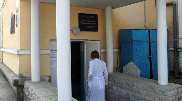 Вопиющий инцидент в Севастополе: Врачи не вышли помочь умирающей у дверей больницы женщине
