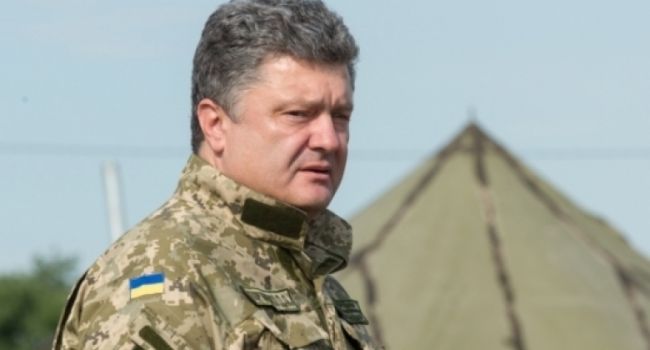 Разговоры о военном перевороте, который готовит Порошенко, в узких кругах ходят еще с начала июля - журналист