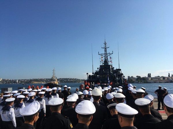 РФ начала стягивать в Крым военные корабли: в сети показали свежие фото из Севастополя