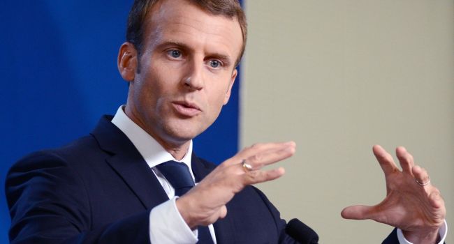 «Водит Макрона за ручку и сдувает пылинки»: В России набросились на президента Франции из-за измененной позиции