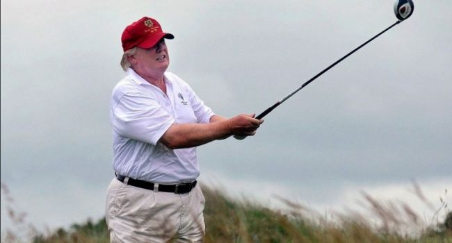 «Ураган? Нет, не слышали»: Трамп уехал играть в гольф после отмены поездки в Польшу из-за «Дориана»