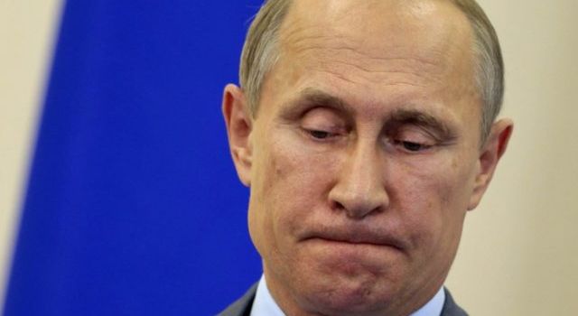 «Путина – на х*й, Путина – на кол!» Москвичку встретили аплодисментами и одобряющими выкриками из-за публичного оскорбления главы Кремля 