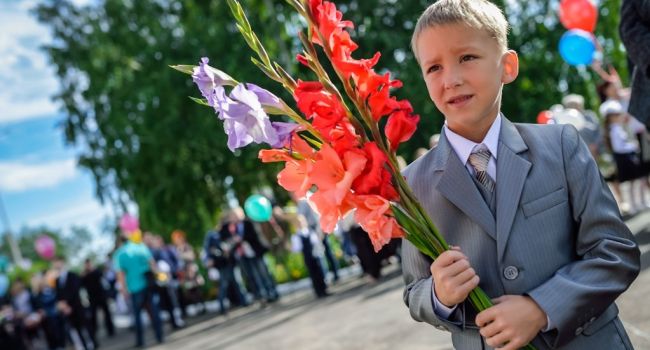 Черниговская школа попала в скандал из-за выброшенных цветов в мусорный бак Черниговская школа попала в скандал из-за выброшенных цветов в мусорный бак
