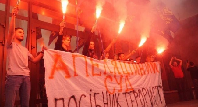 В Киеве устроили пикет из-за освобождения Цемаха: фото, видео 