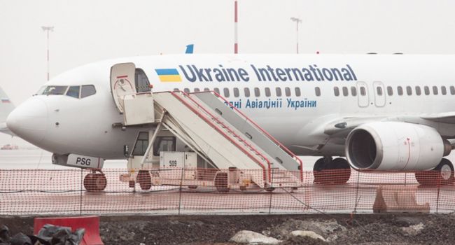 «Узники Кремля летят домой?»: Самолет с украинским флагом приземлился в аэропорту Москвы – «Интерфакс»