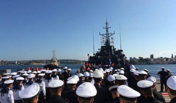 РФ начала стягивать в Крым военные корабли: в сети показали свежие фото из Севастополя