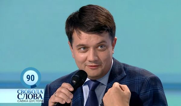 Разумков: Я бы забирал загранпаспорта у депутатов на время сессии 