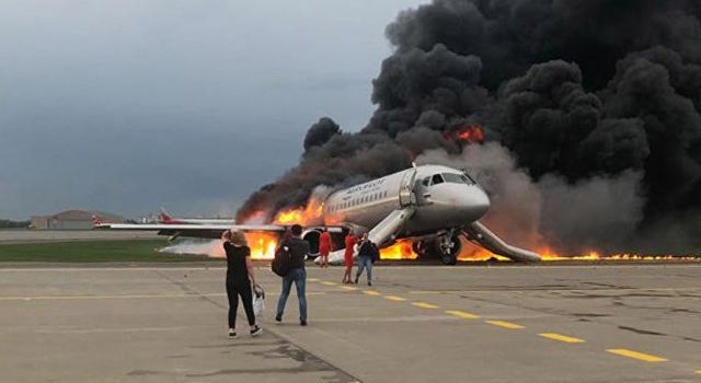 Жесть! В Шереметьево загорелся самолет с пассажирами
