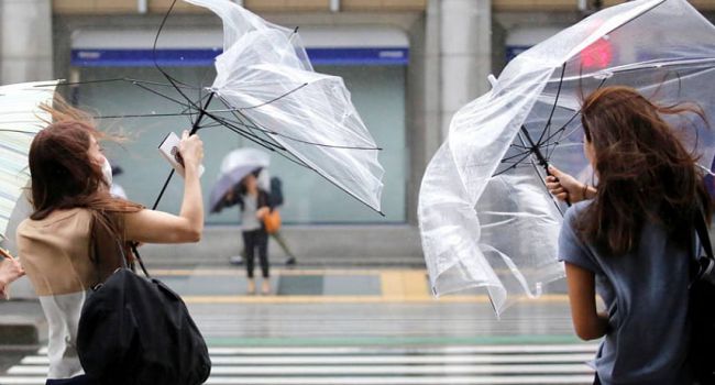 Резкие порывы ветра убивают людей: на Японию обрушился мощный ураган