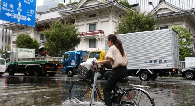 Резкие порывы ветра убивают людей: на Японию обрушился мощный ураган