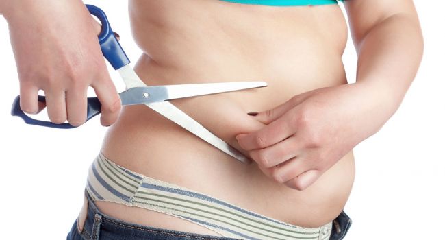«Это в 7 раз опаснее, чем для мужчин»: ученые предупредили женщин о жировых отложениях на талии