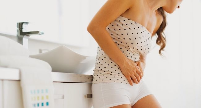 Специалисты советуют при сильных болях в животе во время менструации обращаться к гинекологу