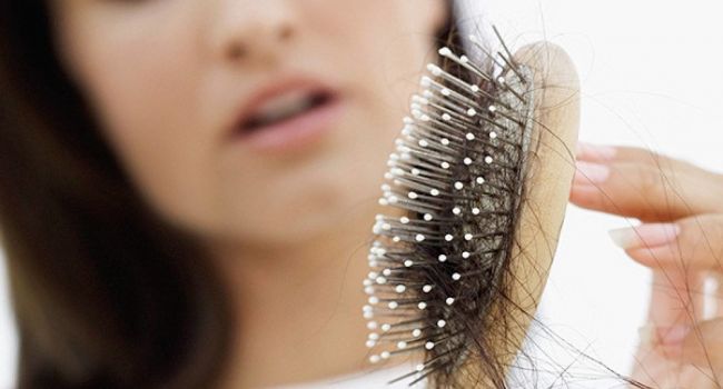 Медики рассказали об истинных причинах интенсивного выпадения волос