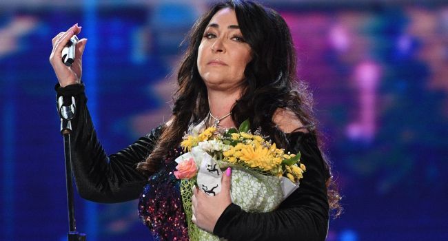 Со слезами на глазах и без макияжа: Лолита наделала шума в сети, опубликовав домашнее видео 