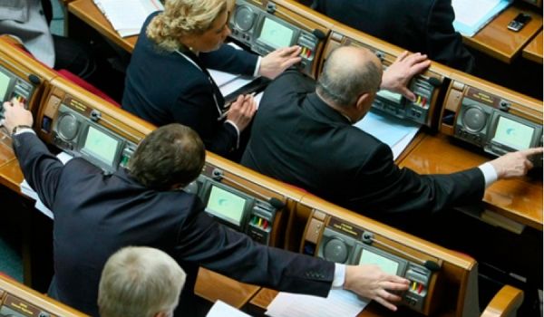 Депутаты-кнопкодавы извинились за свое поведение, пообещав отдать месячную зарплату на благотворительность 