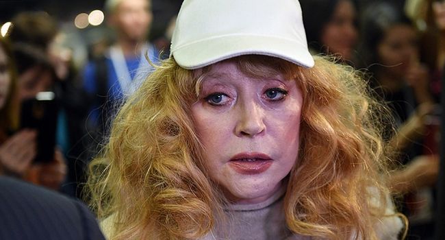 «Какое уродство. Никакая пластика не помогает»: Пугачева поделилась селфи в ночной рубашке, взбудоражив поклонников внешним видом 