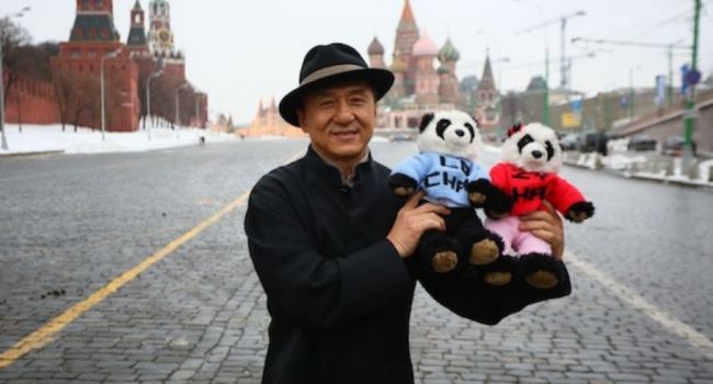 «Извините, пожалуйста, я очень хотел приехать»: Джеки Чан рассказал об отмене поездки в Россию