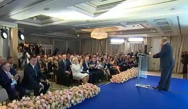 «Полетела шаровая опора»: в сети высмеяли Путина за очень странную позу «Полетела шаровая опора»: в сети высмеяли Путина за очень странную позу