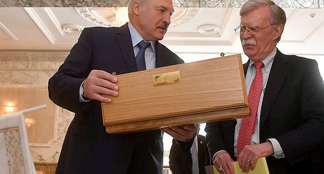 Лукашенко и Болтон обсудили возможные пути урегулирования конфликта на Донбассе Лукашенко и Болтон обсудили возможные пути урегулирования конфликта на Донбассе