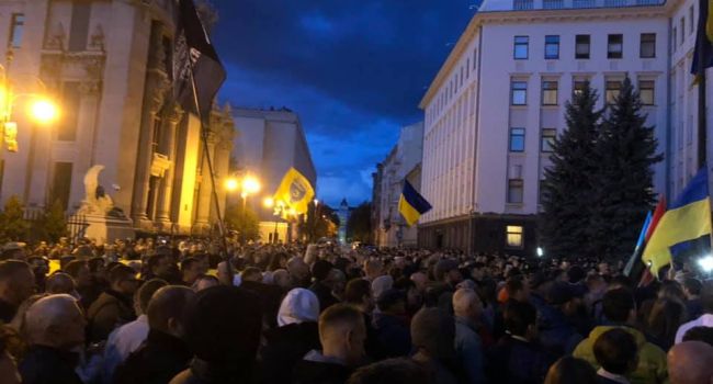 «Не той план, Вова!»: Толпы украинцев у Офиса президента требуют от Зеленского срочно дать ответ – Кабакаев 