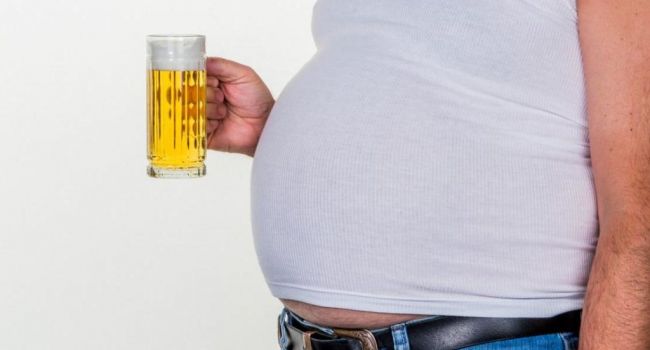 «Пивной живот не от пива»: медики назвали основные причины