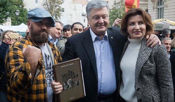 «Встречают так, словно патриарха»: сеть неоднозначно оценила визит Порошенко во Львов 