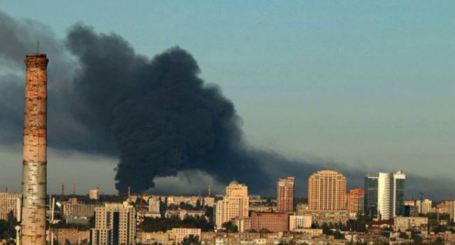 «Взорвали? Осколки долетают до домов!»: На складе боеприпасов террористов в Донецке произошло ЧП, все горит огнем