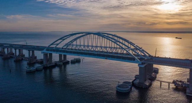 «Привет от СБУ»: Украина заблокировала движение на Крымском мосту   