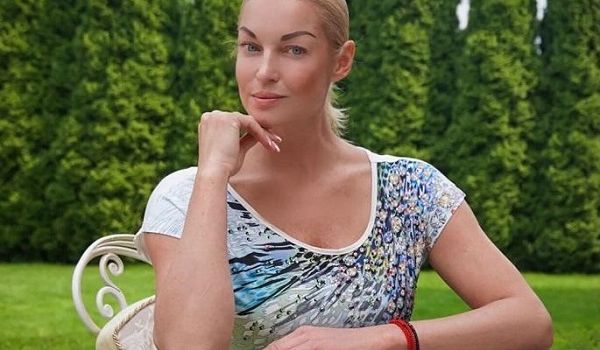«Вам подойдет только образ страуса»: Волочкова опубликовала фото без белья, нарвавшись на критику в сети