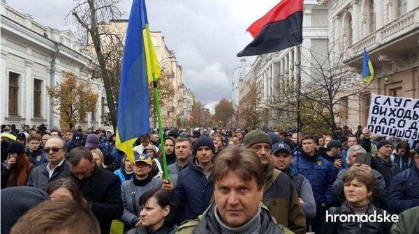 «Донбасс и Крым должны вместе вернуться без условий»: участники вече в Киеве предъявили ультиматум Зеленскому «Донбасс и Крым должны вместе вернуться без условий»: участники вече в Киеве предъявили ультиматум Зеленскому