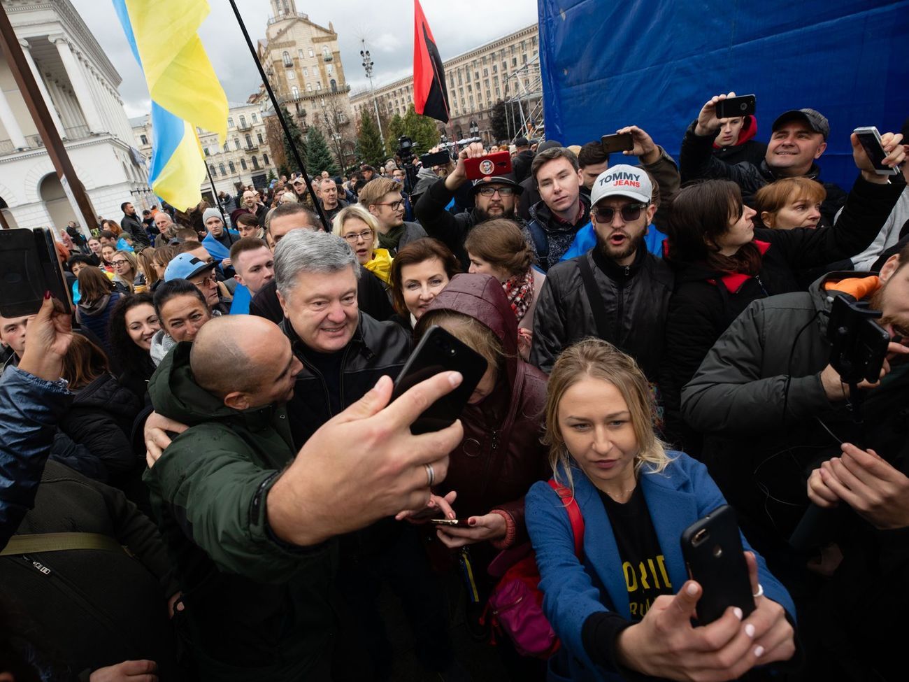 Свежие новости украины видео ютуб. Что на Украине на сегодняшний день. Украинцы сейчас. Порошенко на Майдане 2019. Европейские Лидеры на Майдане 2014.