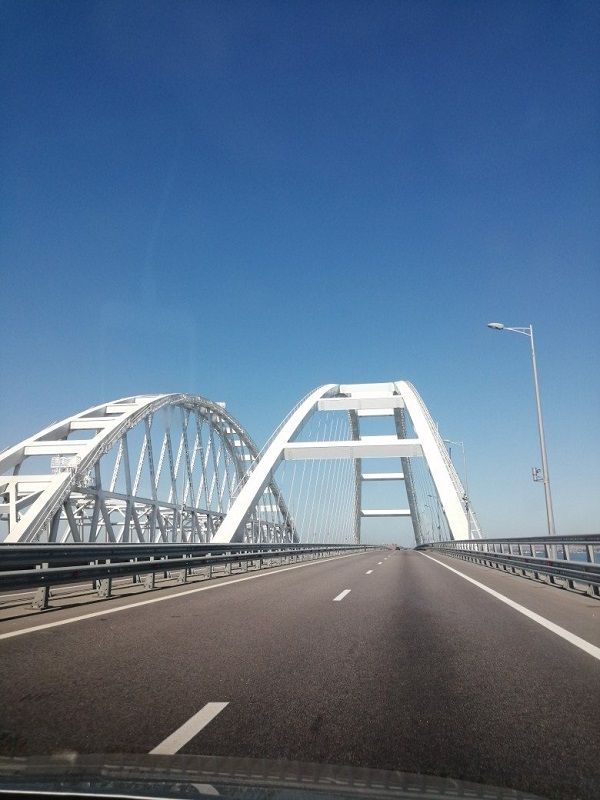 «Мост «миллиарда туристов» имени Ротенберга»: в сети показали «ажиотаж» на путинской «стройке века» 