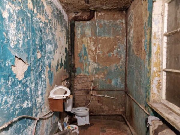 «А на войну с Украиной деньги есть!»: сеть взорвали снимки самой страшной квартиры в российской «духовной столице» 