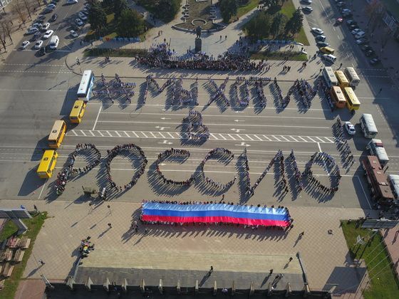 «В ЛНР маразм крепчает»: «Власти» ОРЛО вывели детей на флешмоб «Мы хотим в Россию»