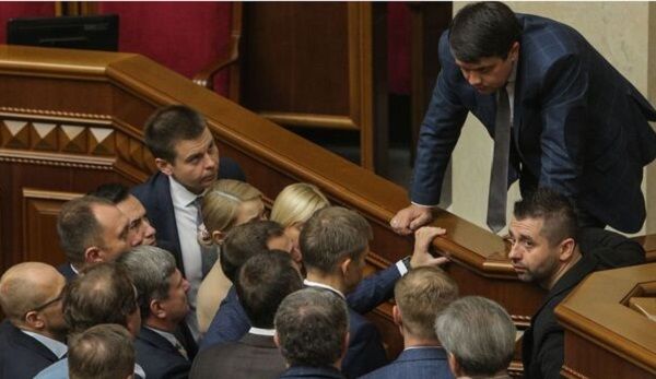 «Подковерно ночью протащили»: у Порошенко обвинили «слуг народа» в работе на Россию