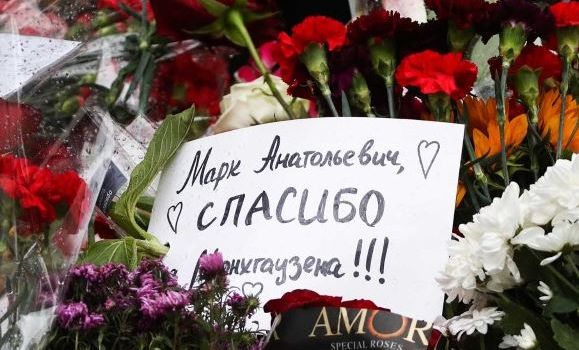 «На ней не было лица»: В сети появились фотографии дочери Захарова с церемонии прощания