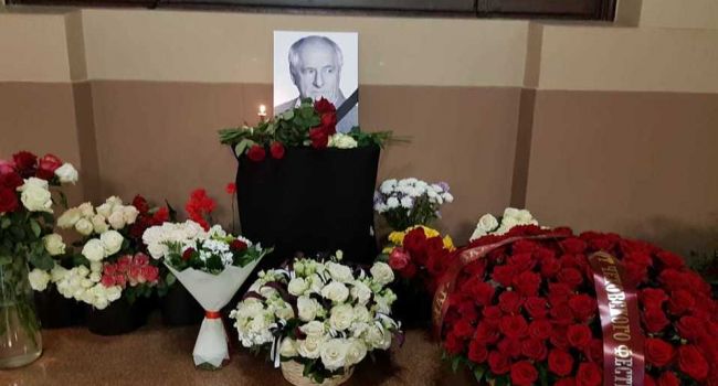 «На ней не было лица»: В сети появились фотографии дочери Захарова с церемонии прощания