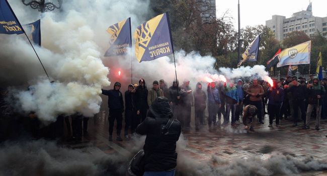 Брифинг Зеленского заставил сердитых националистов собирать масштабный митинг под Офисом президента в Киеве 