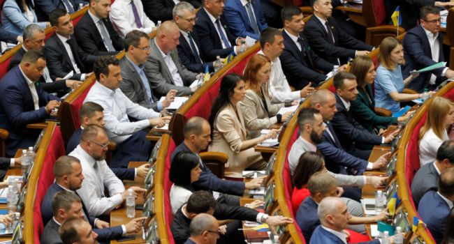 Журналист: интересно, что расскажут про особый статус для Донбасса мажоритарщики от «СН» на Буковине или Хмельниччине