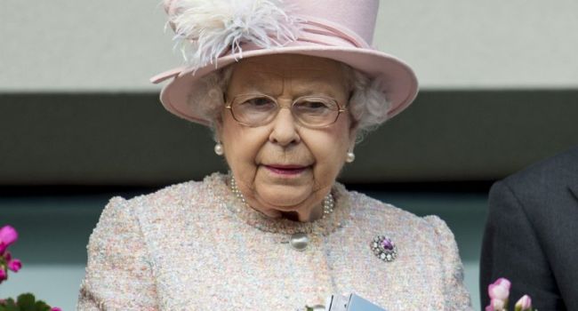  В таком возрасте это смертельно опасно: британцы шокированы решением Елизаветы II отказаться от операции