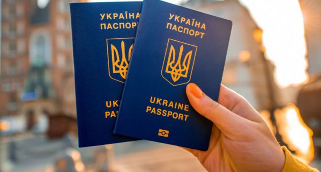Венгрия забирает паспорта у украинцев