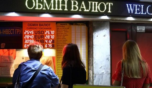 Доллар будет и дальше расти: эксперт рассказал, к чему готовиться украинцам 