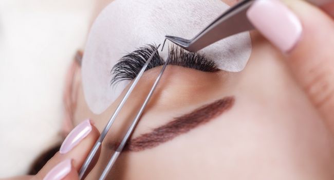 Полная атрофия: косметолог рассказала о последствиях наращивания ресниц