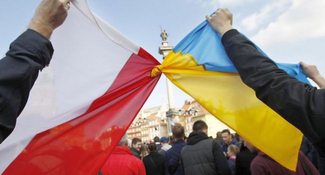 «Боюсь говорить, что я из Украины»: бывший регионал рассказал, как поляки ставят украинцев на колени и заставляют есть красно-черный флаг ОУН-УПА 