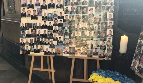 «Мы обязаны помнить о цене за нашу свободу»: сильное фото с украинскими военными на Донбассе потрясло сеть 