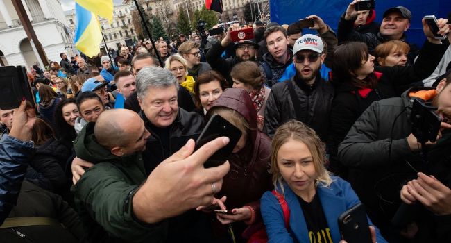 Политолог объяснил, с какой целью Порошенко принимает участие в акциях протеста Политолог объяснил, с какой целью Порошенко принимает участие в акциях протеста